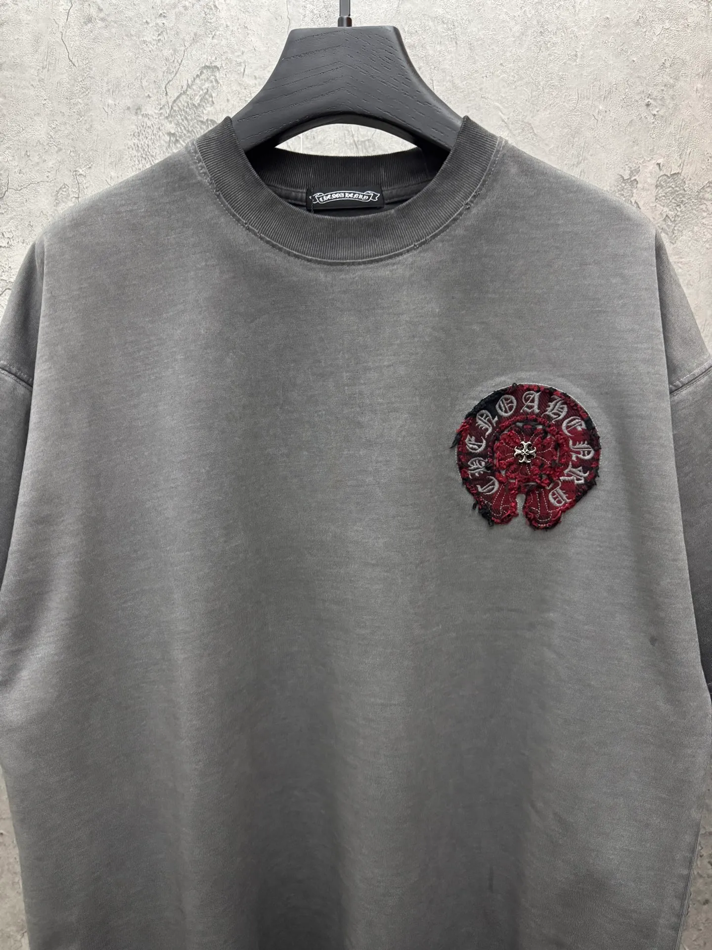 P240 top version, real shot without P, ​​different from market currency) 𝗖𝗵𝗿𝗼𝗺𝗲 𝗛𝗲𝗮𝗿𝘁𝘀/Croxin 2026 spring new original single counter American washed patch embroidered couple short sleeves 👑The highest version! Customized fabric 320 grams, washed and fried. Best-selling model at the counter. Very comfortable to wear. Accessories: Original molded and authenticated collar label➕100% silk wash label. Genuine purchase-grade original hangtag➕matching hanging rope➕3D hanging beads➕original packaging bag. Craftsmanship: The original version has consistent wiring! The highest version of the armhole matching technique! Color: Gray Size: S M L XL Style No.: 5208